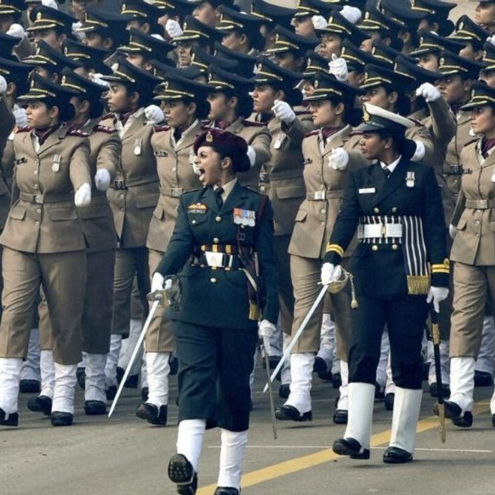सुप्रीम कोर्ट बोला महिला अफसर सेना में स्थायी कमीशन की हकदार:इससे इनकार करना भेदभाव था; 23 साल से केस लड़ रही थीं