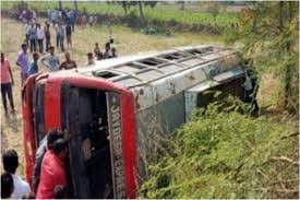 mungeli bus accident: अनियंत्रित होकर पलटी यात्री बस, कई यात्री घायल