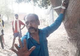 surajpur news: बच्चा चोरी के शक में ऑटो चालक को पेड़ से बांधकर बेरहमी से पिटाई, वीडियो वायरल