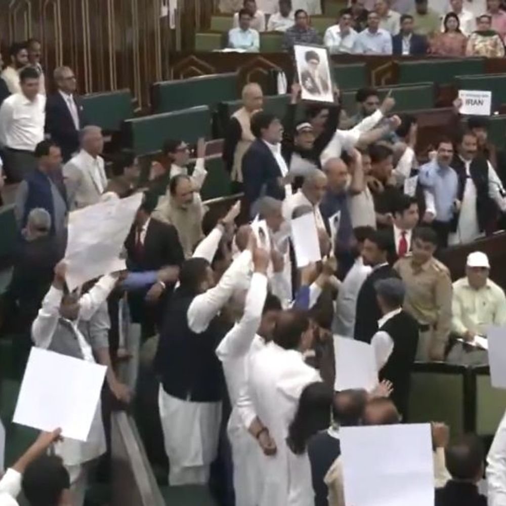 जम्मू कश्मीर विधानसभा में खोमेनेई की तस्वीर लेकर प्रदर्शन:नेशनल कांफ्रेंस और pdp नेताओं के बीच धक्का मुक्की; पेपर फाड़े गए