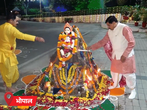 देशभर में होलिका दहन, उज्जैन में महाकाल की विशेष आरती:भोपाल में cm यादव ने होली जलाई; मुंबई में लव जिहाद की थीम पर होलिका दहन