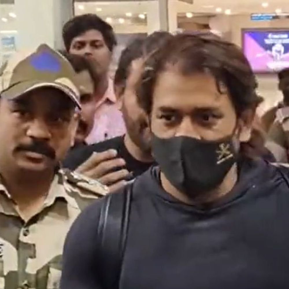 धोनी चेन्नई एयरपोर्ट पर दिखे, आज से ipl प्रैक्टिस शुरू:वर्ल्ड कप के बाद सैमसन भी जुड़ेंगे; csk की नई जर्सी भी रिवील