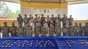 cg naxal surrender: नक्सलवाद की डेडलाइन पर 5 नक्सलियों ने किया सरेंडर, 9 लाख के इनामी कैडर ने छोड़ा हथियार