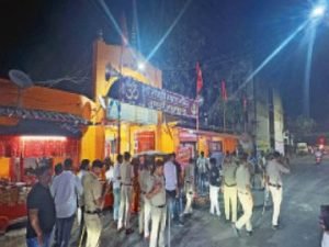 raipur breaking: रायपुर के मौदहापारा में चाकूबाजी के बाद बवाल, मरही माता मंदिर में पथराव; इलाके में भारी पुलिस बल तैनात