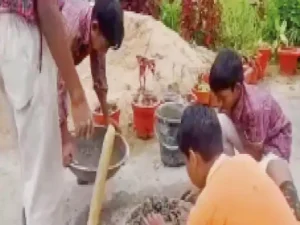 surajpur school: गरीब छात्रों से कराई गई पुताई, शिकायत पर प्राचार्य बोलीं मुफ्त में मिल रहा सब, आप पैसा नहीं देते