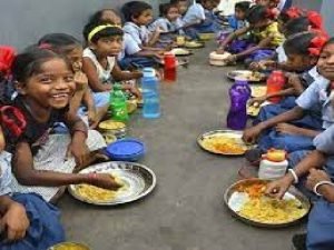 sukma news: मध्याह्न भोजन बनाते वक्त 3 रसोइया के साथ 2 छात्राएं झुलसे, प्राचार्य पर गिरी गाज