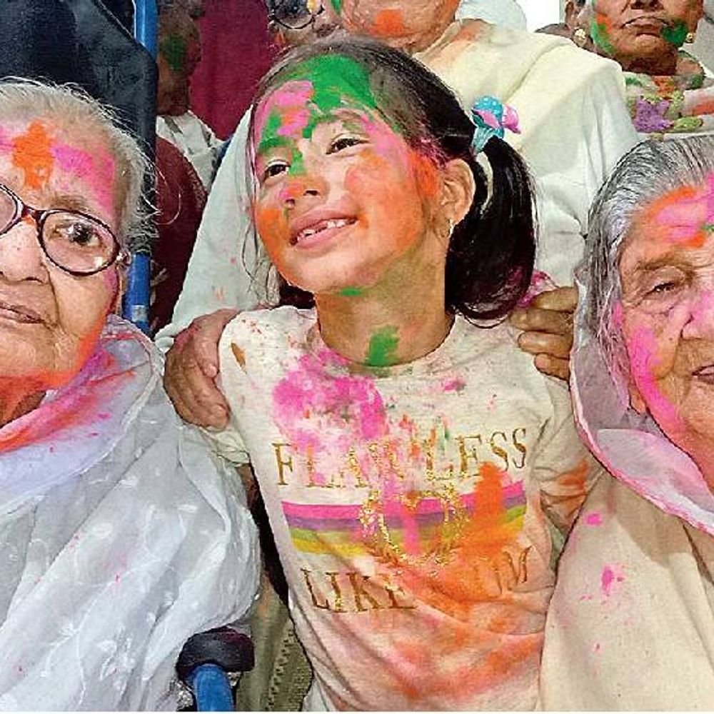 होली से रिश्तों को करें रिचार्ज:होली पर करें ये 4 काम, खुशी के साथ रिश्तों के रंग निखरेंगे; शोध बताते हैं सकारात्मक यादें मस्तिष्क को सक्रिय रखती हैं