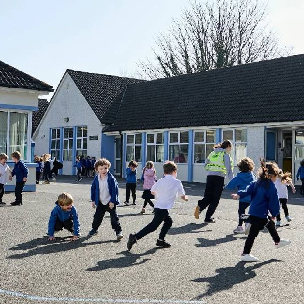 आयरलैंड में फोन फ्री बचपन:‘ग्रेस्टोन्स’ कस्बे में पेरेंट्स और शिक्षकों ने लागू किया ‘नो फोन कोड’, 12 साल से पहले बच्चों को मोबाइल नहीं