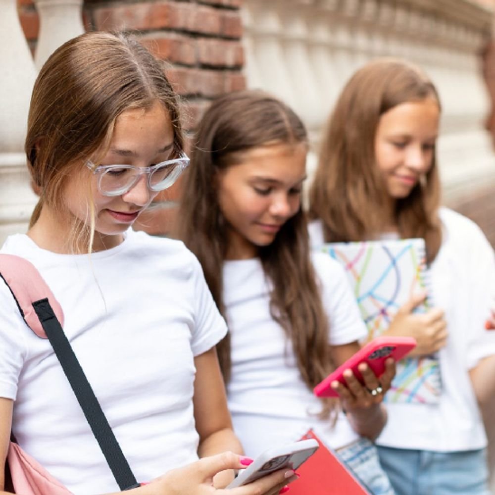 सेफ नहीं फेसबुक इंस्टा, मेटा पर 3161 करोड़ रुपए का जुर्माना:दो बड़े फैसले अमेरिकी कोर्ट ने माना, युवाओं में सोशल मीडिया लत के समान