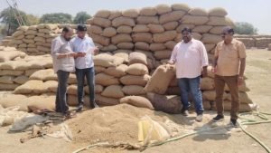 abhanpur breaking: धान की बोरियों में पानी डालने वाले 4 कर्मचारी बर्खास्त, fir दर्ज करने की तैयारी