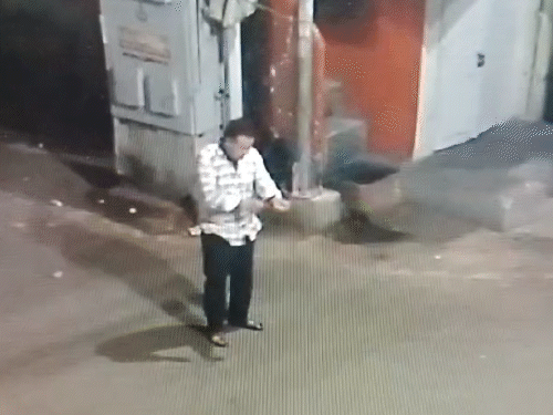 सॉफ्टवेयर इंजीनियर ने चाकू से कलाई, गला रेता; video:प्राइवेट पार्ट को नुकसान पहुंचाया, जॉब छोड़कर लकवाग्रस्त पिता की कर रहा था देखभाल