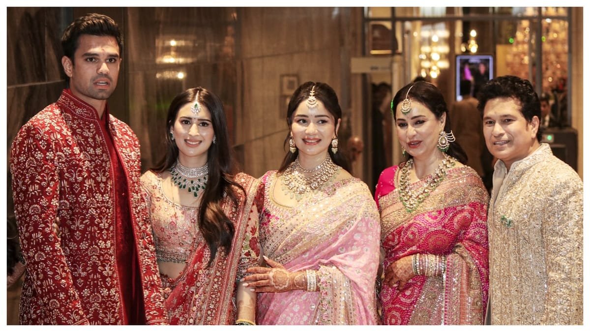 arjun saaniya wedding: गुलाबी साड़ी में छा गईं सारा तेंदुलकर, भाई अर्जुन की शादी में खुशी से खिला चेहरा; video