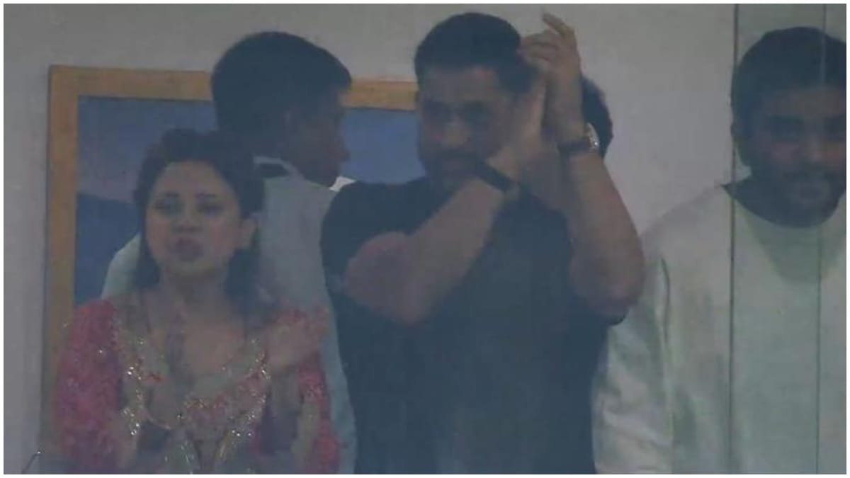 ind vs eng: सेमीफाइनल मैच देखने वानखेड़े पहुंचे महेंद्र सिंह धोनी, टीम का बढ़ाया उत्साह; देखें तस्वीरें