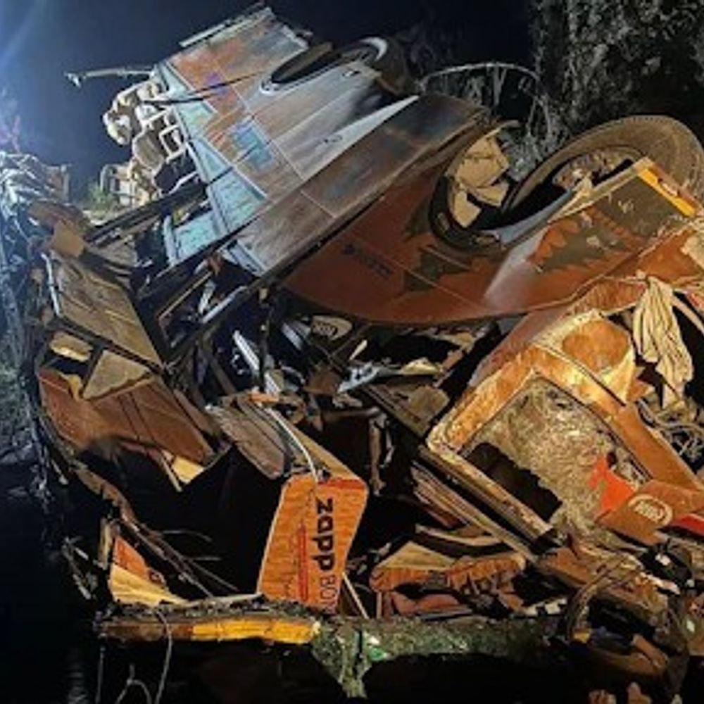 नेपाल में भारतीय तीर्थयात्रियों की बस खाई में गिरी:7 लोगों की मौत, 7 घायल; मनाकामना मंदिर से दर्शन कर लौटते समय हादसा