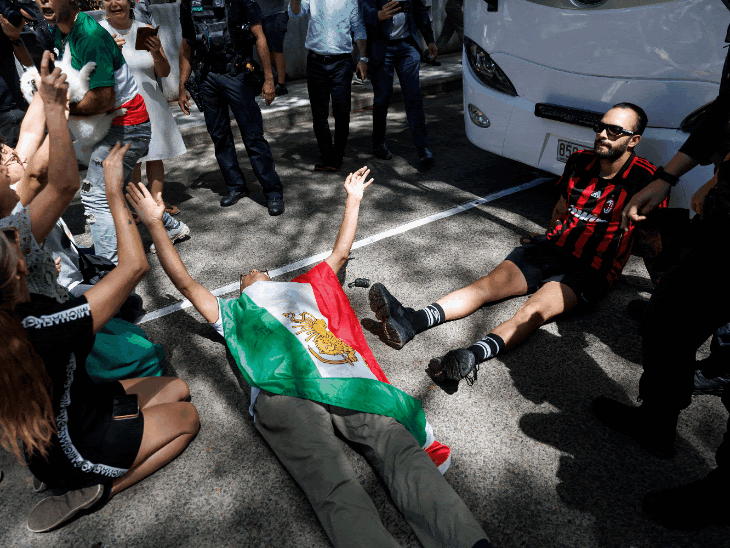 खामेनेई की तस्वीर लेकर सड़कों पर रोती महिलाएं:ईरानी महिला फुटबॉलरों को बचाने के लिए ऑस्ट्रेलिया में प्रदर्शन; photos video में जंग के 10 दिन