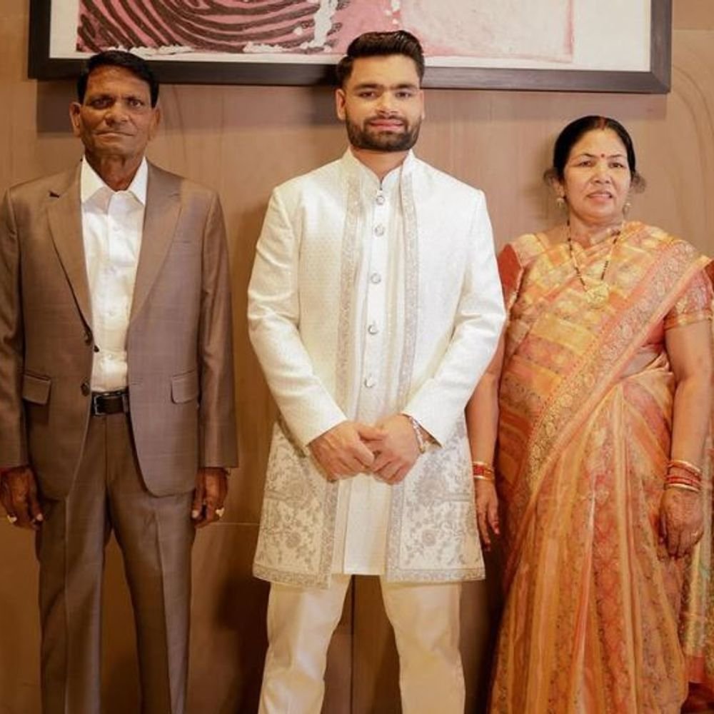 रिंकू सिंह ने पिता के लिए इमोशनल पोस्ट किया:लिखा आपने सिखाया था फर्ज सबसे आगे, उसे पूरा करने की कोशिश की