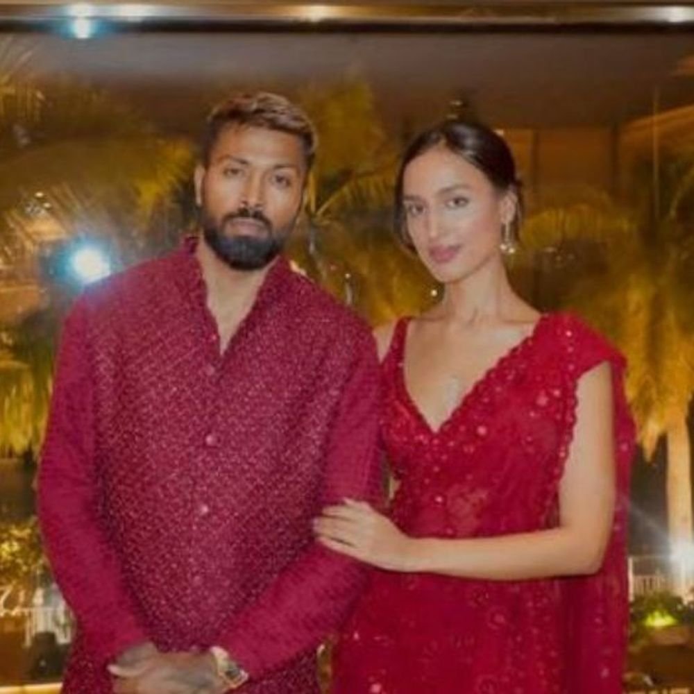 हार्दिक ने मिहिका को ₹1.7 करोड़ की कार गिफ्ट की:दोनों शोरूम पर साथ दिखे, अक्टूबर में अपने रिश्ते का खुलासा किया था