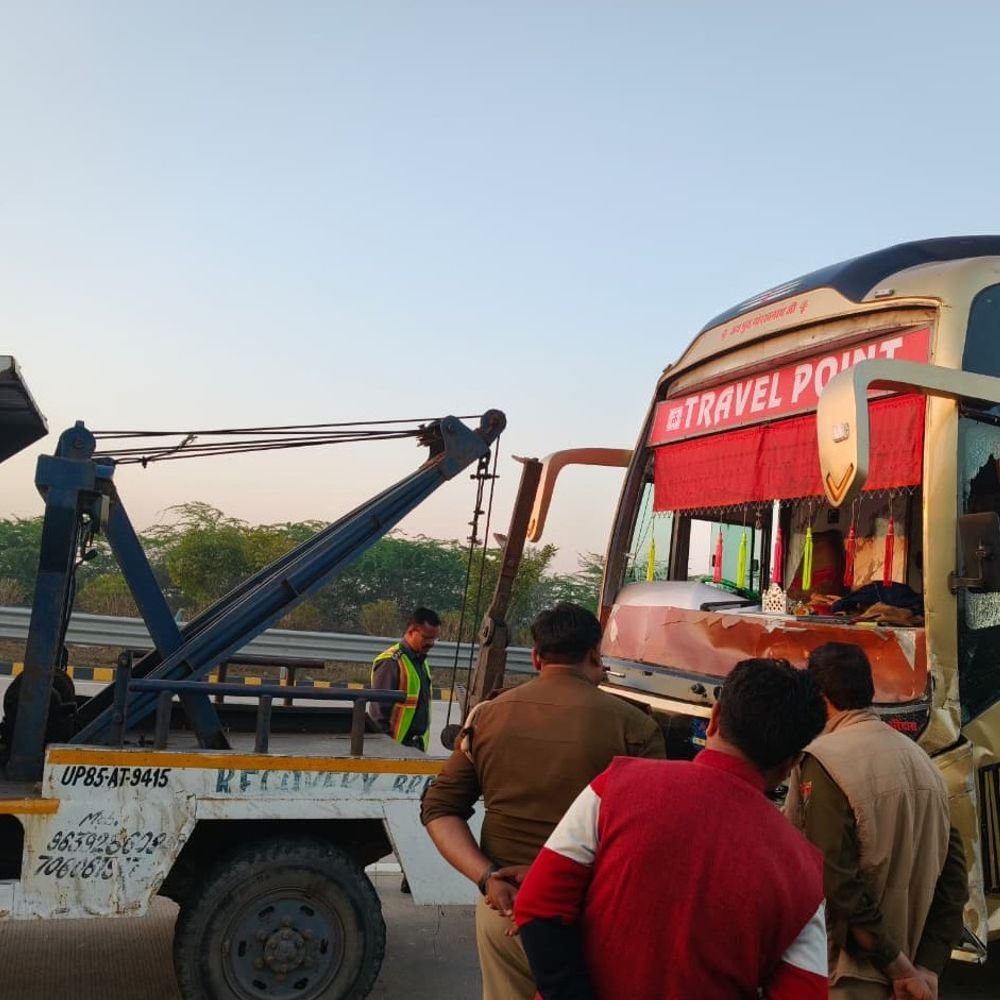 यमुना एक्सप्रेस वे पर बस कार की टक्कर, 6 की मौत:उछलकर 10 फीट दूर गिरी, पिछला हिस्सा चकनाचूर; होली पर घर जा रहे थे