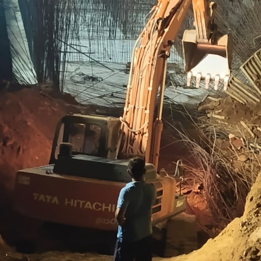 गुरुग्राम में सोसाइटी की दीवार गिरी:7 मजदूरों की मौत, 3 गंभीर रूप से घायल; कुछ लोगों के दबे होने की आशंका