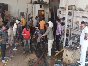 ambikapur fire: ई रिक्शा शोरूम में भीषण आग: बैटरी, पार्ट्स और डीजे साउंड सिस्टम जले, लाखों के नुकसान का अनुमान
