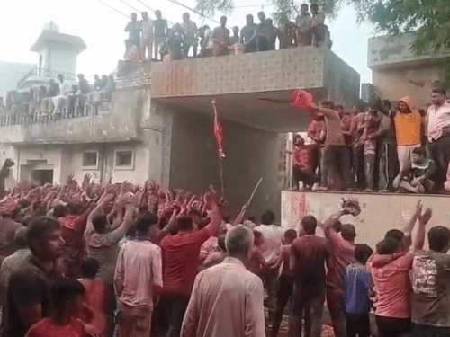 हरियाणा में नौल्था की डाट होली,कढ़ाहों में पकता है रंग:युवक एक दूसरे को धकेलते, महिलाएं गर्म रंग फेंकती; मौत होने पर भी नहीं टूटी परंपरा