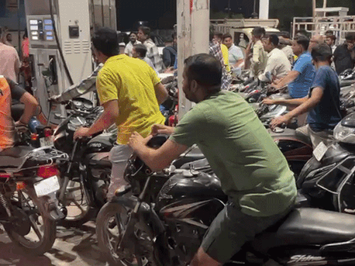 सरकार ने पेट्रोल डीजल पर एक्साइज ड्यूटी 10 10 रुपए घटाई:कच्चा तेल महंगा होने से कंपनियां दाम बढ़ा सकती थीं, अब ऐसा नहीं होगा