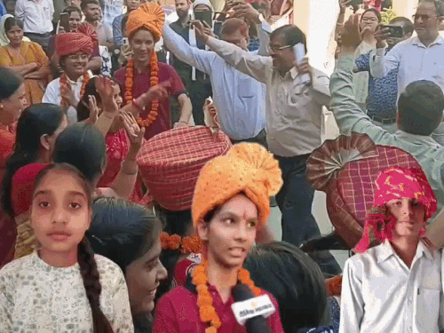 10वीं में किसान की बेटी के 99.83% नंबर आए:मजदूर मां के बेटे ने भी चौंकाया, कॉन्स्टेबल की बेटी ने ai से सुलझाए सवाल