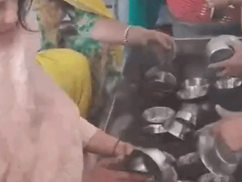 बॉलीवुड एक्ट्रेस प्रियंका चोपड़ा गोल्डन टेंपल पहुंची:लंगर हॉल में जूठे बर्तन मांजने की सेवा की; दुपट्टे से सिर ढका, गुरबाणी सुनी