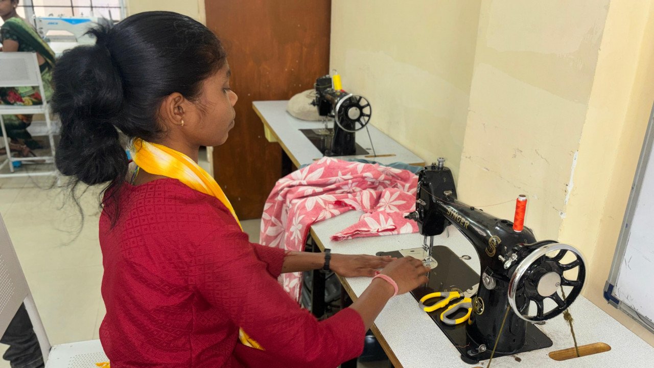 नक्सलवाद का अंधेरा छोड़ शर्मिला ने थामी स्वावलंबन की सुई, दंतेवाड़ा में लिख रही हैं बदलाव की इबारत….