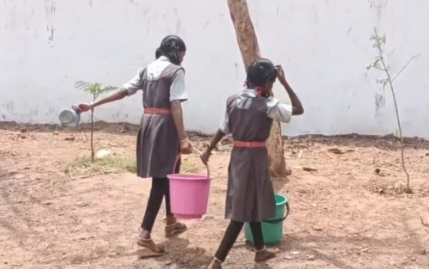 janjgir champa video: स्कूल में बच्चों से ढुलवाया जा रहा पानी, वीडियो वायरल