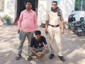 raigarh news: राशन लेने रुकी युवती से छेड़छाड़, बाल खींचकर की बदसलूकी