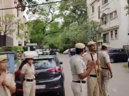 असम पुलिस की कांग्रेस नेता पवन खेड़ा के घर छापेमारी:हिमंता बोले पाताल से निकालेंगे; खेड़ा ने कहा था cm की पत्नी के पास 3 पासपोर्ट