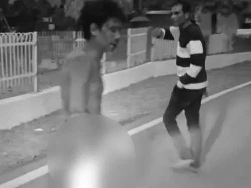 korba video: शराब के लिए बाइक बेच दी दोस्त की बाइक, युवक को नग्न कर दौड़ा दौड़ाकर पीटा; देखिए video