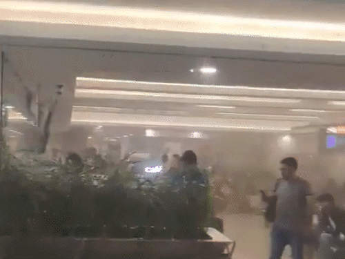 मुंबई एयरपोर्ट के टर्मिनल 1 में आग लगी:रनवे एरिया से धुआं उठा, गेट बंद किए; कुछ उड़ानें रोकी गईं