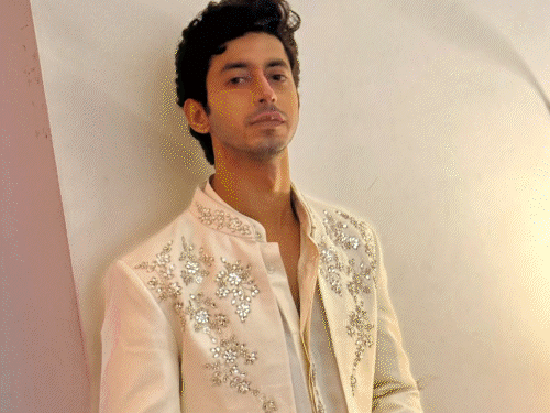 मोना ने गौरव को ‘धुरंधर’ का स्पॉइलर देने से रोका:शूटिंग के सेट पर समझाया कि फिल्म रिलीज से पहले जानकारी साझा करना गलत है