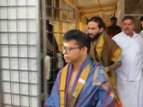 तिरुपति पहुंचे rcb के खिलाड़ी:रजत पाटीदार और जितेश शर्मा ने टेका मत्था; कल चेन्नई से होगा बड़ा मुकाबला