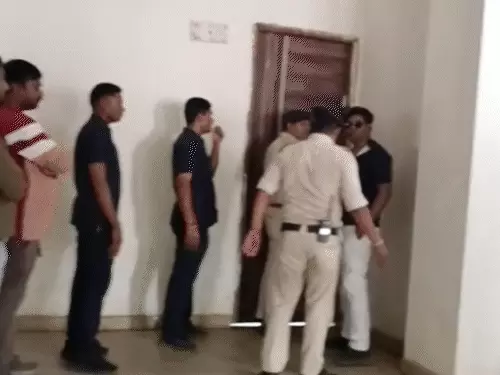 cg news: कांग्रेस भवन में नेताओं के बीच चले लात घूंसे, कुर्सियां ग्लास फेंके; कपड़े फटे..