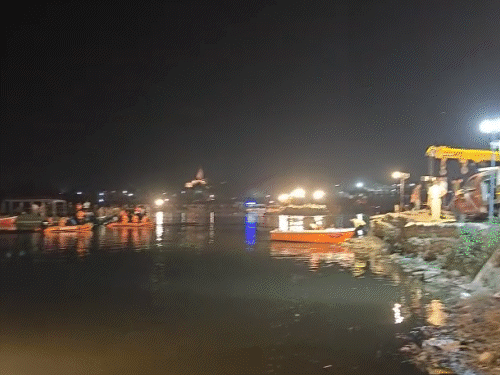 वृंदावन नाव हादसा 10 पर्यटकों की मौत, 5 लापता:सेना ने रातभर यमुना में तलाश की, मृतकों में 7 एक परिवार के; नाविक गिरफ्तार