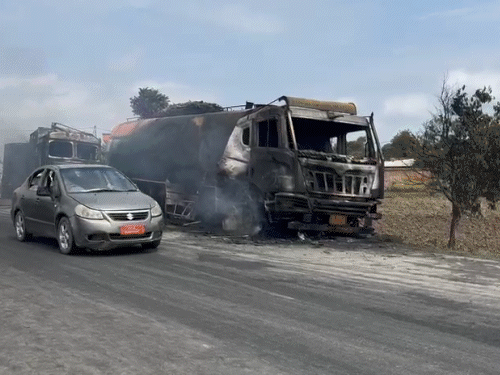 मणिपुर बम हमले में 2 बच्चों की मौत, मां घायल:घटना के विरोध में प्रदर्शन; पुलिस चौकी तोड़ी, दो ऑयल टैंकरों में आग लगाई