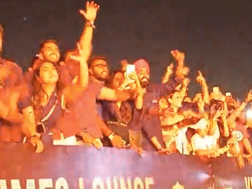 सिंगर करण औजला बोले आज बहुत मजा आ रहा है:जयपुर में फैंस ने बनवाए चेहरे पर टैटू, कॉन्सर्ट में परमिश वर्मा की होगी स्पेशल एंट्री