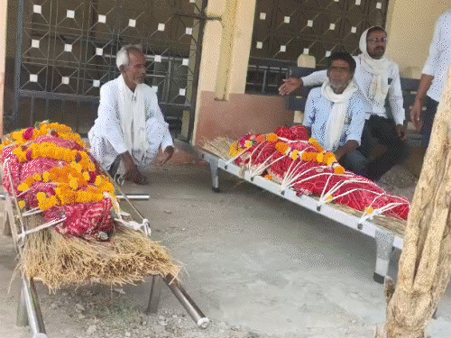 एक चिता पर 2 सहेलियों का अंतिम संस्कार:एक के देहांत की सूचना मिलने के 5 घंटे बाद दूसरी ने भी दम तोड़ा