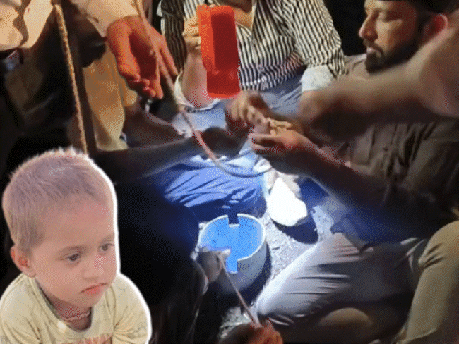 मां के सामने 70 फीट गहरे बोरवेल में गिरा बच्चा:उज्जैन के बड़नगर में रेस्क्यू जारी; 40 फीट खुदाई के बाद चट्टानों ने बढ़ाई मुश्किलें