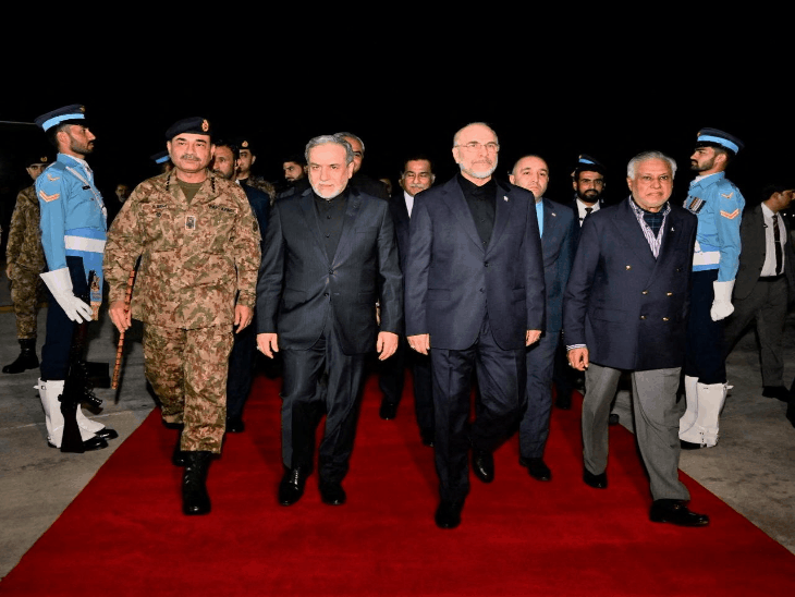 आसिम मुनीर ईरान अमेरिकी डेलिगेशन से अलग अलग ड्रेस में मिले:ईरान के सामने मिलिट्री यूनिफॉर्म, us के लिए सूट, एक्सपर्ट्स बोले यह सोचा समझा मैसेज