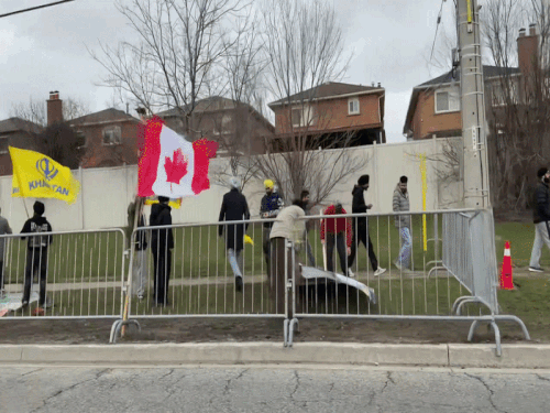 कनाडा में खालिस्तानियों ने 100 100 डॉलर देकर जुटाई भीड़:मंदिर के बाहर हिंदू भारत विरोधी नारे लगाए; बोले हरियाणा दिल्ली, बीकानेर हमारे