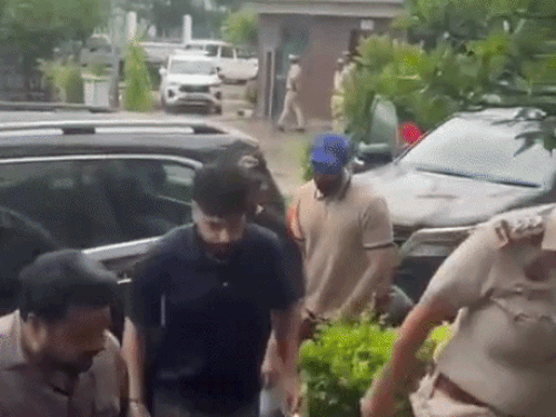 'टटीरी' सॉन्ग कंट्रोवर्सी पर रैपर बादशाह ने मांगी माफी:ncw के सामने पेश हुए; बोले 50 बेटियों की पढ़ाई का खर्च उठाएंगे, कभी नहीं गाएंगे ऐसे गाने