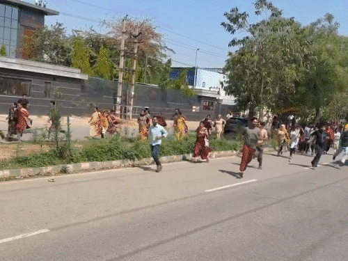 गुरुग्राम में हड़ताली कर्मचारियों पर लाठीचार्ज:एक का सिर फूटा, 20 घायल, प्रदर्शनकारियों ने पुलिस की बाइक फूंकी; कंपनियों ने सैलरी बढ़ाने के नोटिस लगाए