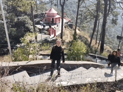 युद्ध के बीच शांति खोजने अल्मोड़ा पहुंचे इजराइली:टूरिस्ट बोला घर पर लगातार बम धमाकों की अवाजे आती हैं, यहां आकर सेफ फील करते हैं