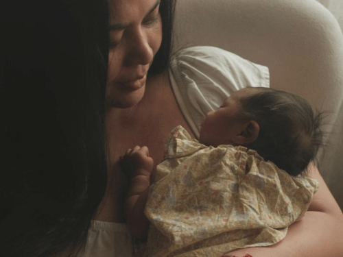 एक्टर रणदीप हुड्डा ने बेटी की पहली photo शेयर की:पत्नी लिन दुलारती दिखी, नाम रखा ‘न्योमिका’, मीनिंग भी बताया; दादी ने हार्ट इमोजी दी