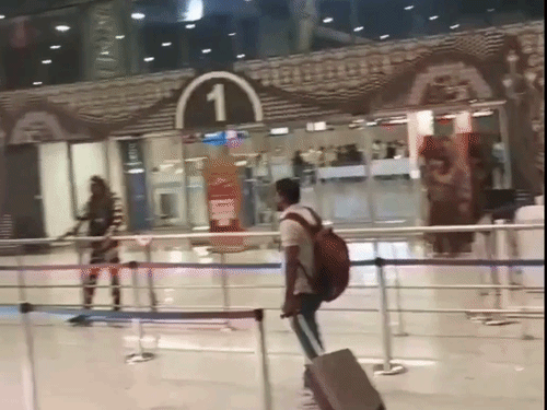 लखनऊ में ईंधन कम होने पर विमान की इमरजेंसी लैंडिंग:154 यात्री थे, दुबई से काठमांडू जा रहा था; पायलट ने atc को कॉल किया