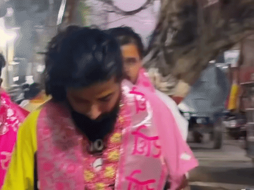 व्हीलचेयर पर प्रेमानंद महाराज से मिलने पहुंचे uk07 राइडर:लिखा जब सब कुछ खत्म होने लगता, तब महाराज का आशीर्वाद आपको संभाल लेता